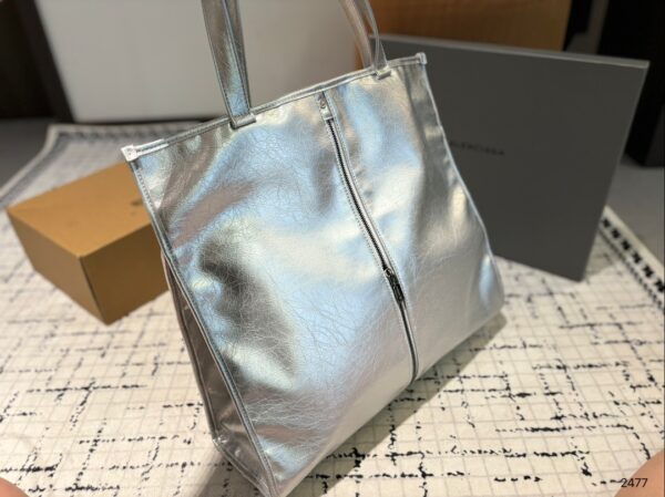 Everyday Tote - Image 4