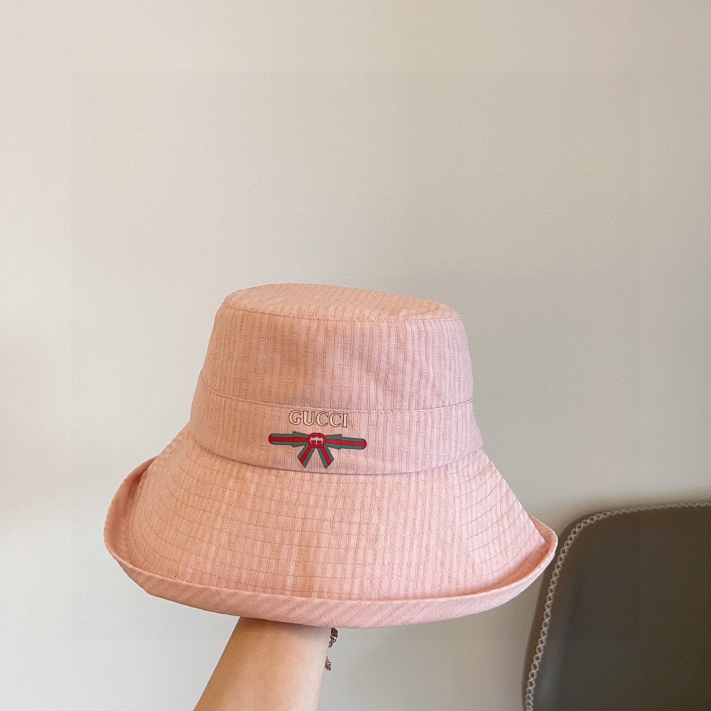 Gucci 2025 Peach-Pink Wide-Brim Linen Bucket Hat – Foldable Sun Hat for Travel - Image 2