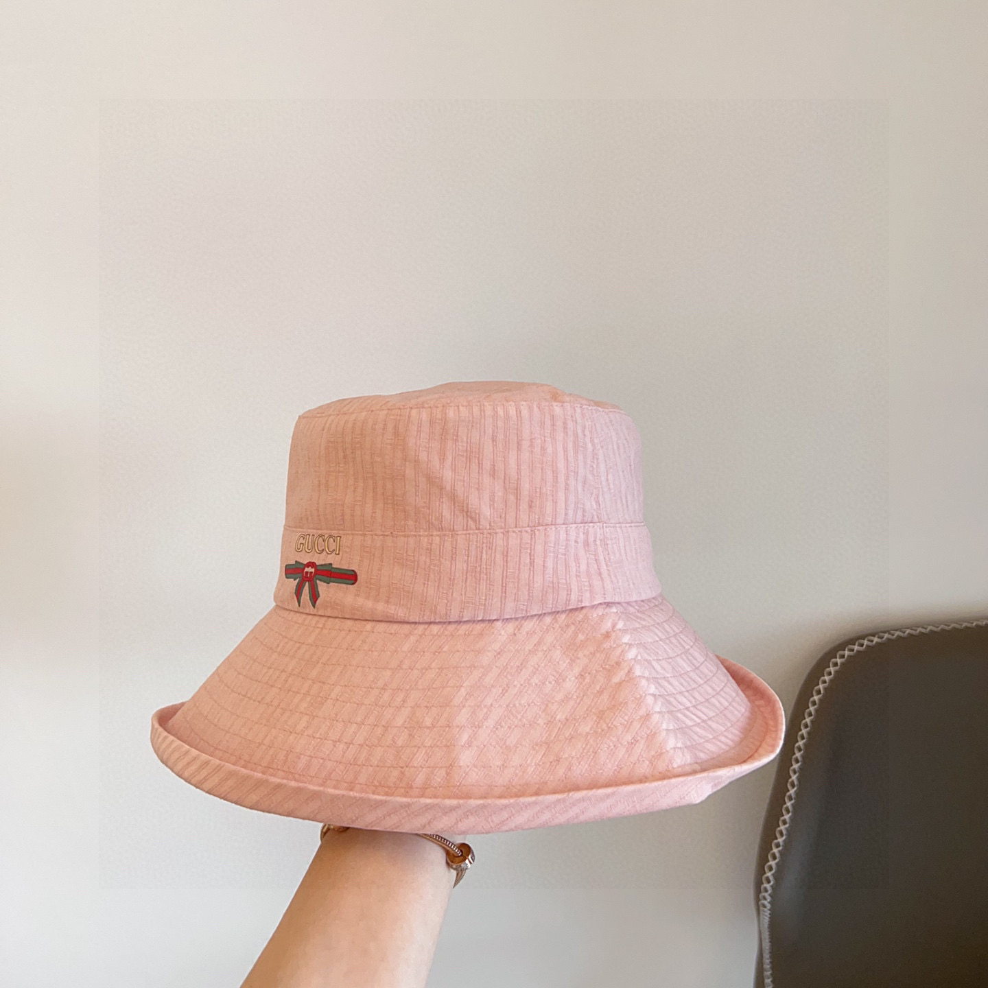Gucci 2025 Peach-Pink Wide-Brim Linen Bucket Hat – Foldable Sun Hat for Travel - Image 3