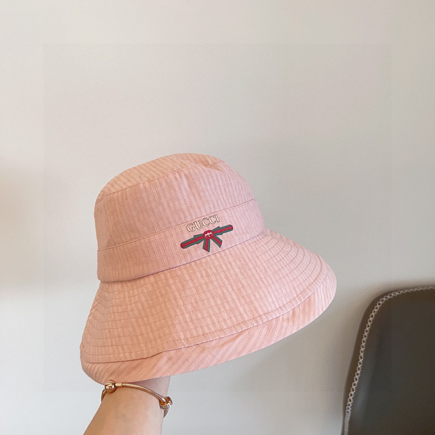 Gucci 2025 Peach-Pink Wide-Brim Linen Bucket Hat – Foldable Sun Hat for Travel - Image 4