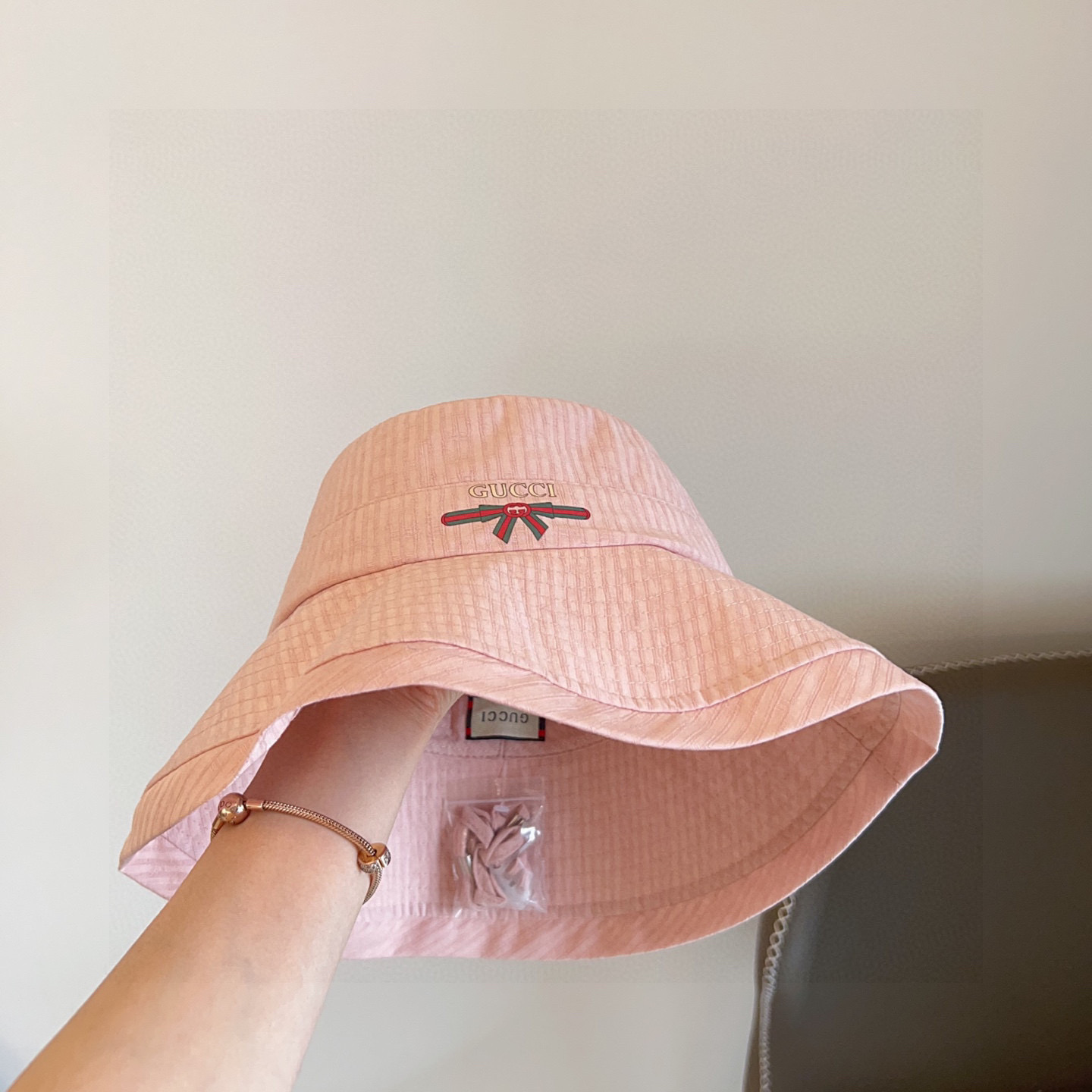 Gucci 2025 Peach-Pink Wide-Brim Linen Bucket Hat – Foldable Sun Hat for Travel - Image 8