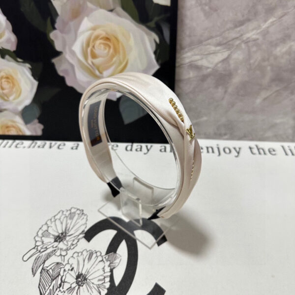 LV Satin Padded Headband with Gold Detail – Elegant Hair Accessory for Daily Glamour