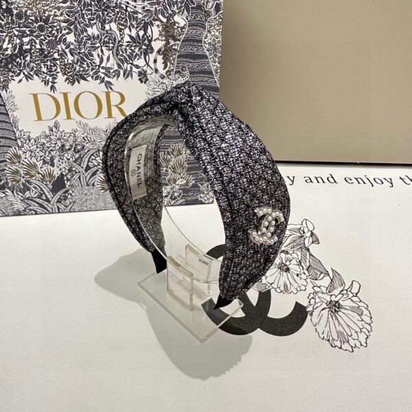 Luxury Textured Metallic Headband – Pearl Logo Accent in Chanel-Inspired Style