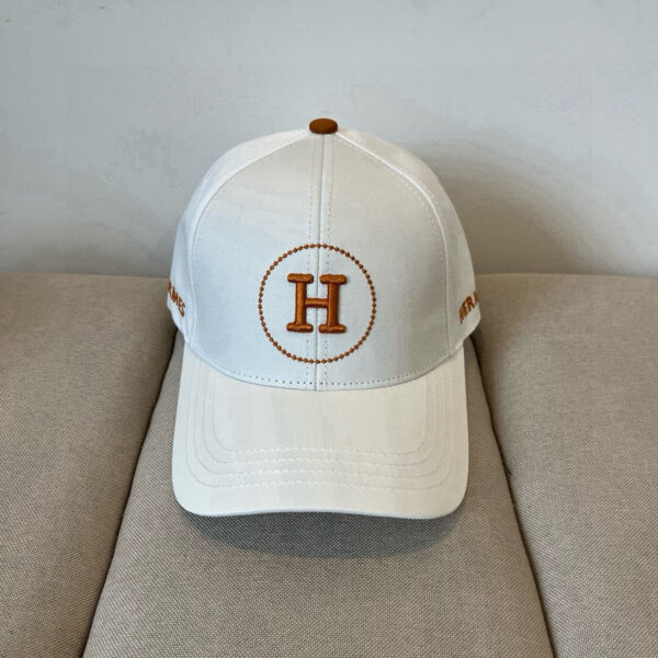 HERMÈS Off-White Cotton Cap with Caramel Circle H Embroidery