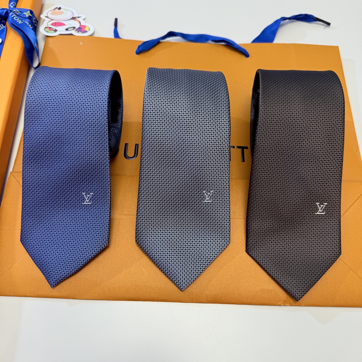 Luxury Woven Silk Tie with Subtle LV Monogram – Business Elegance Redefined - Image 9