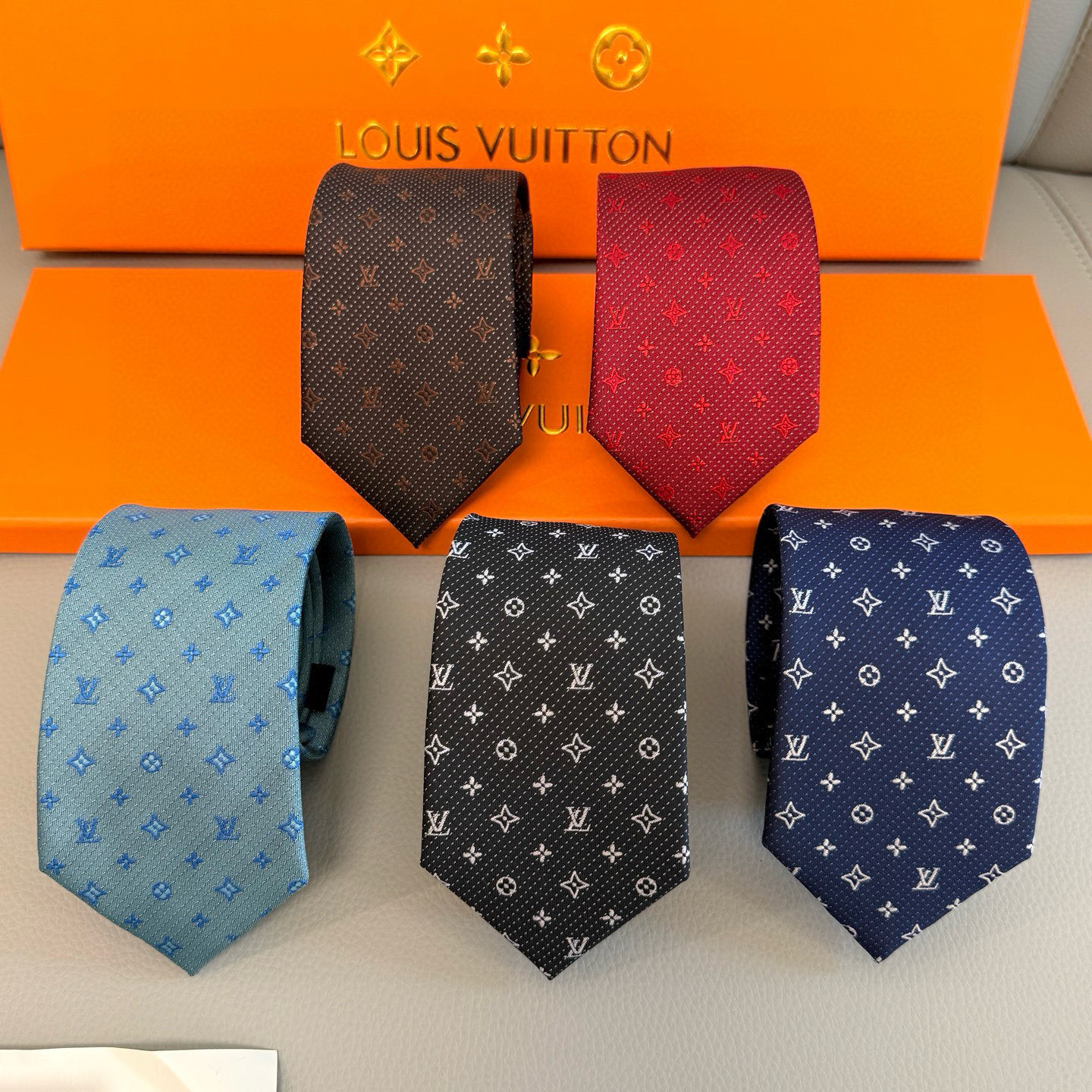 Louis Vuitton Navy Blue Silk Tie with White Monogram Jacquard Pattern - Image 10