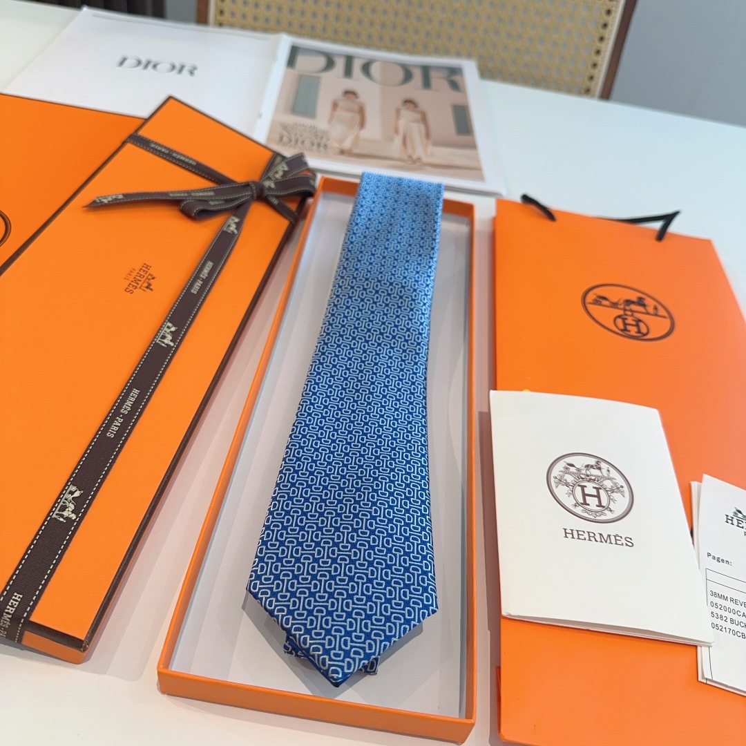 Hermès Blue Geometric Twill Silk Tie for Men - Image 2