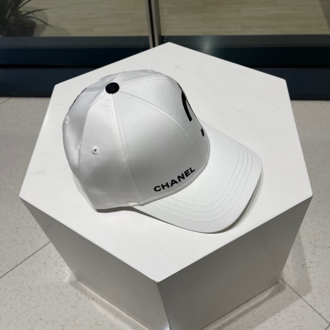 CHANEL Ivory White Embroidered Logo Baseball Cap in Cotton Twill - Image 4