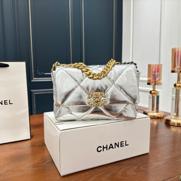 Metallic Quilted Leather Shoulder Bag with Chunky Chain Accent-25CM