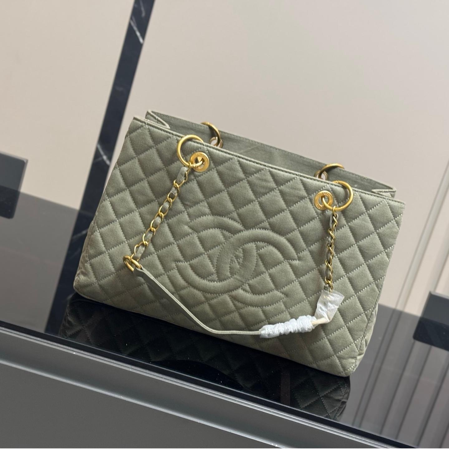 Oversized Denim Quilted Tote Bag with Gold Hardware – 39CM - Image 2