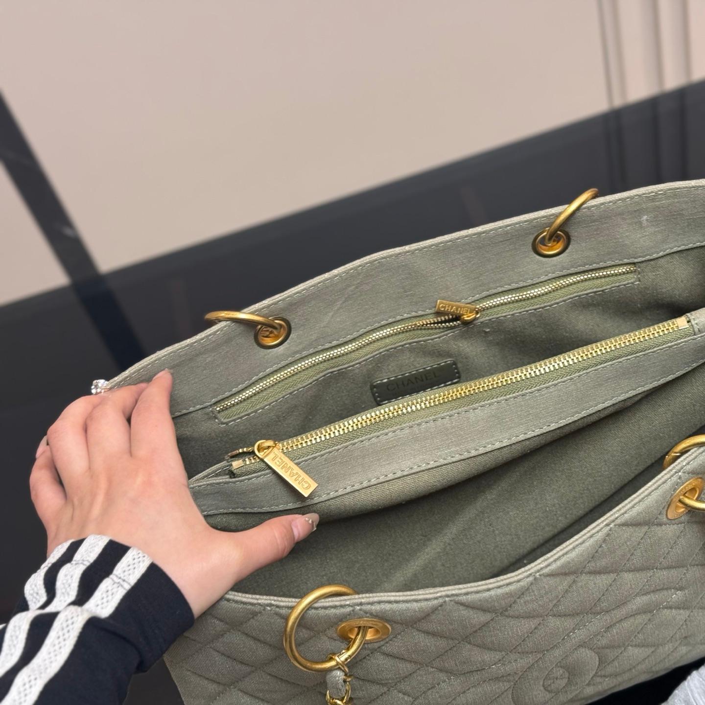 Oversized Denim Quilted Tote Bag with Gold Hardware – 39CM - Image 3
