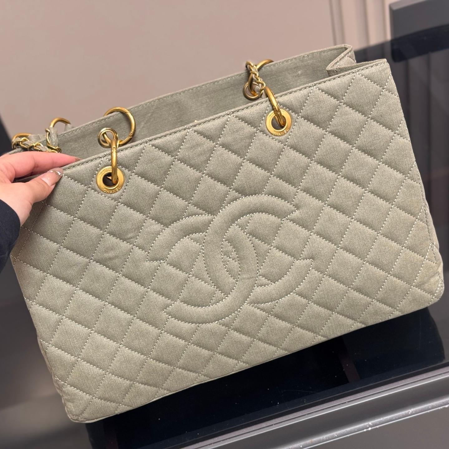 Oversized Denim Quilted Tote Bag with Gold Hardware – 39CM - Image 5