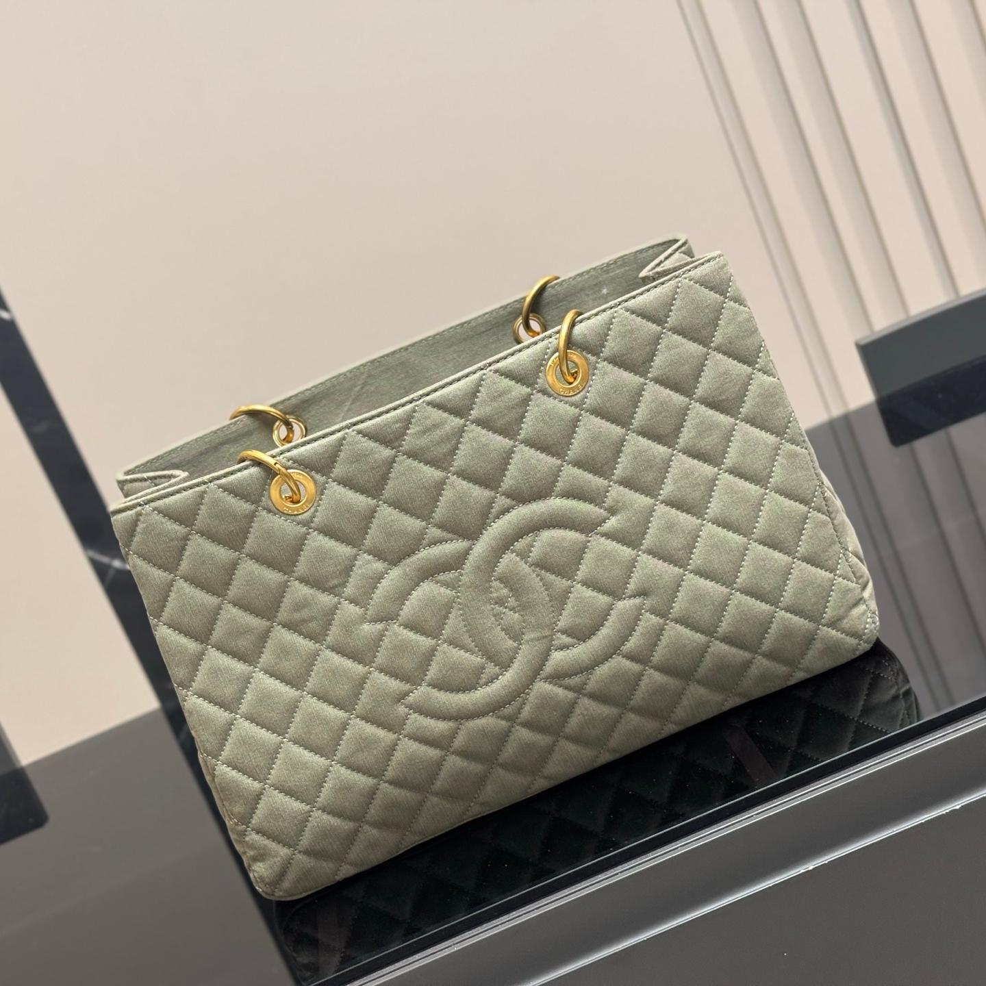 Oversized Denim Quilted Tote Bag with Gold Hardware – 39CM - Image 9