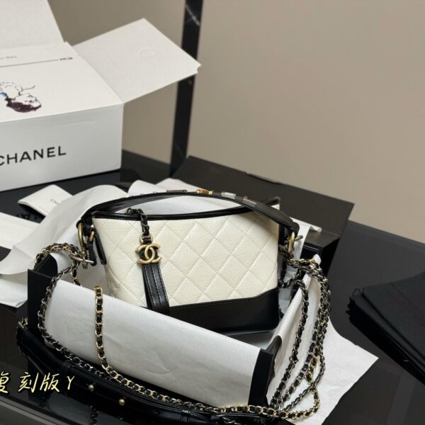 Two-Tone Quilted Leather Sling Bag – Classic Chain 20cm