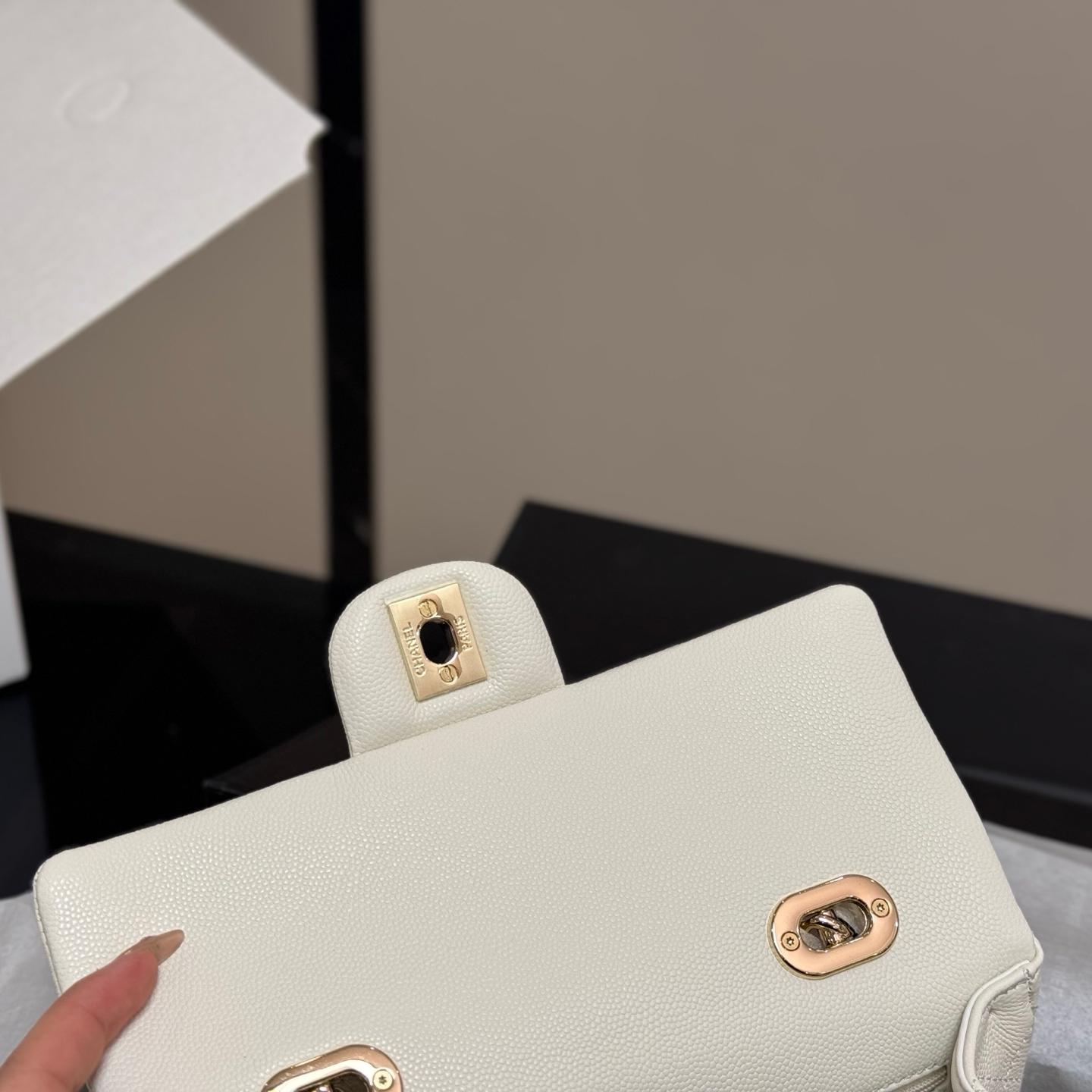 Classic Mini Top Handle Bag in Grained Leather – 21cm Vintage Style - Image 5