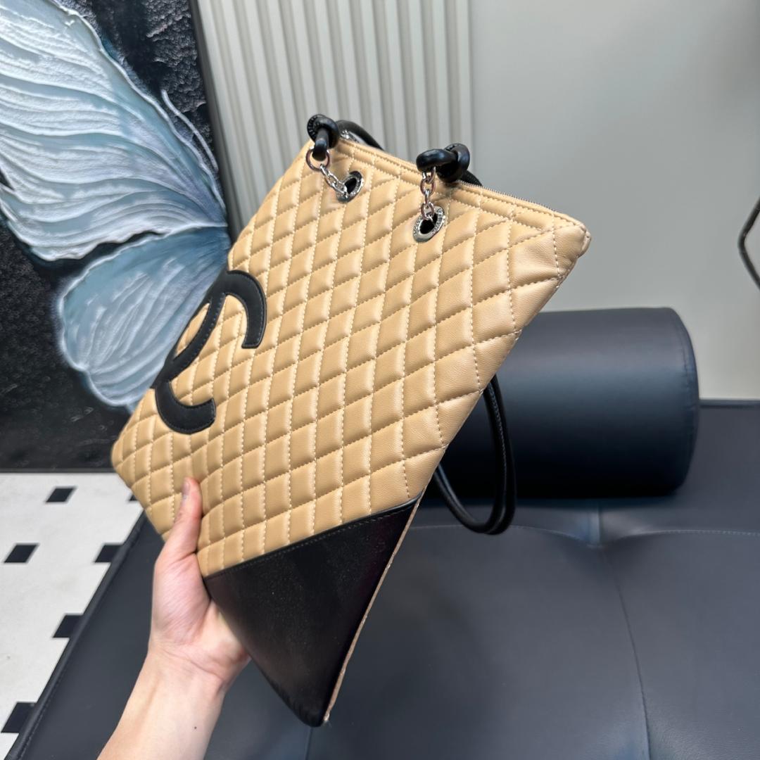 Two-Tone Quilted Leather Tote Bag – 30cm Everyday Icon - Image 6