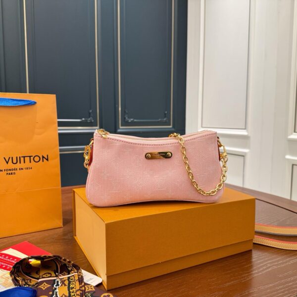 Mini Pink Shoulder Bag – Summer Edition with Gold Chain Detail 24CM