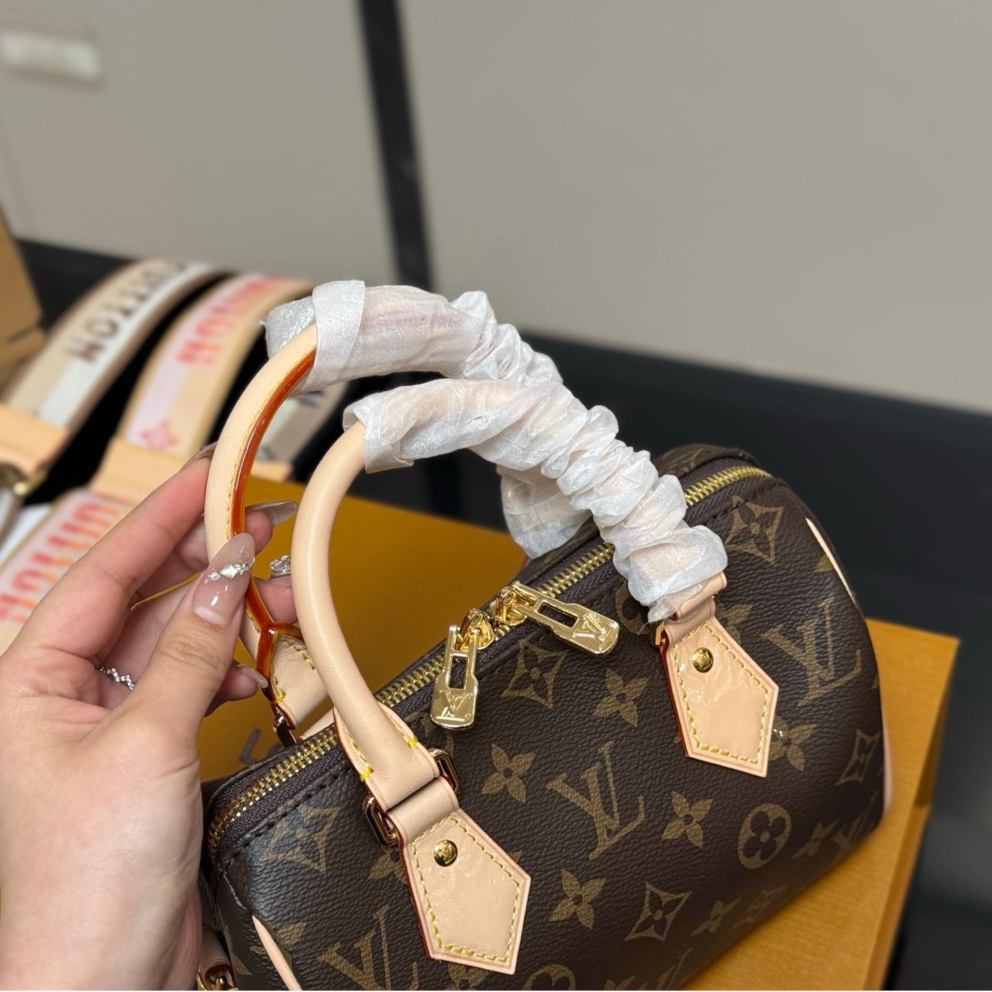 Louis Vuitton Monogram Speedy 20 – Mini Top Handle Bag 23CM - Image 3