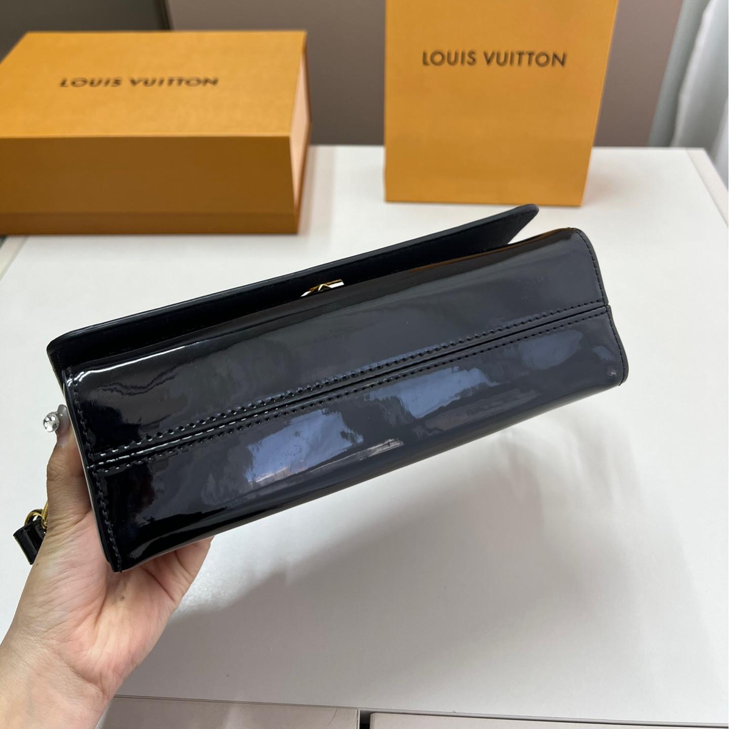 LV Twist Chain Bag in Black Patent Leather with Gold Hardware – 23CM Timeless Icon - Image 3
