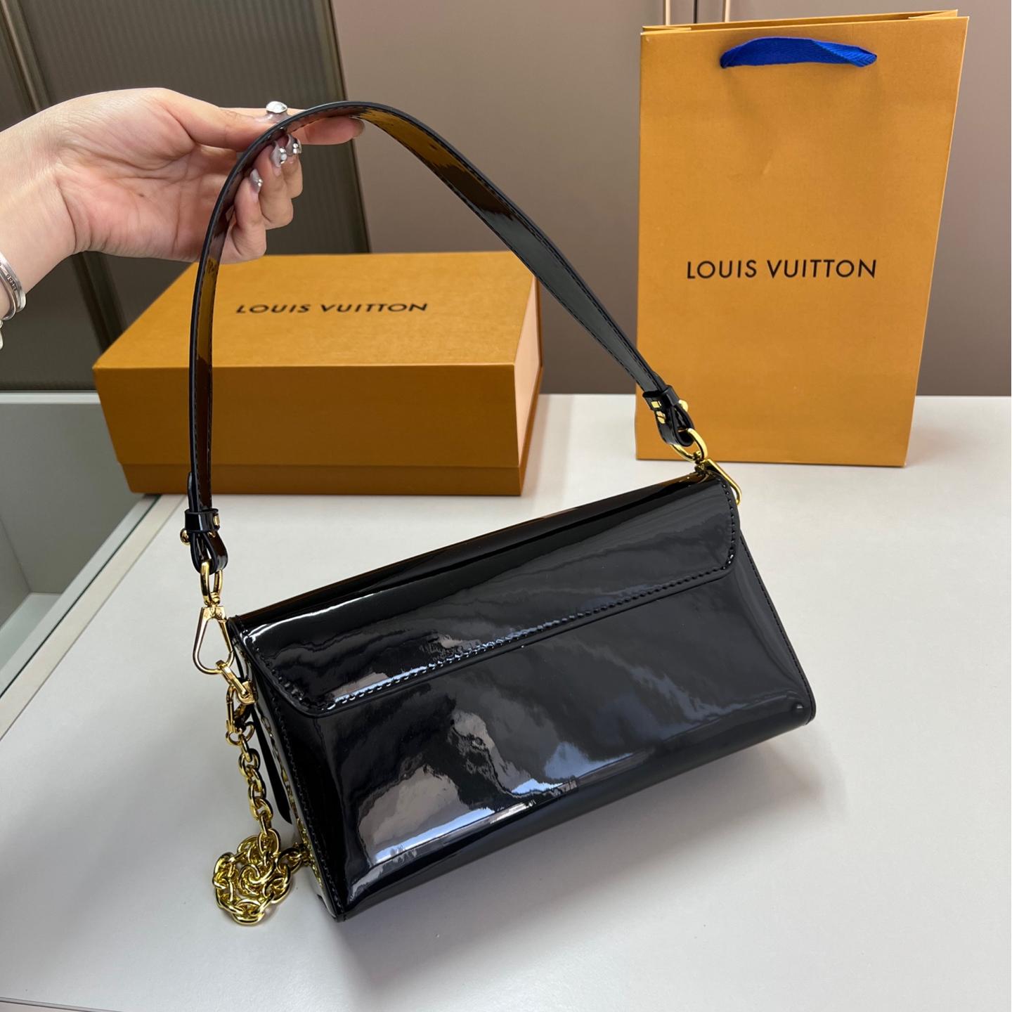 LV Twist Chain Bag in Black Patent Leather with Gold Hardware – 23CM Timeless Icon - Image 4