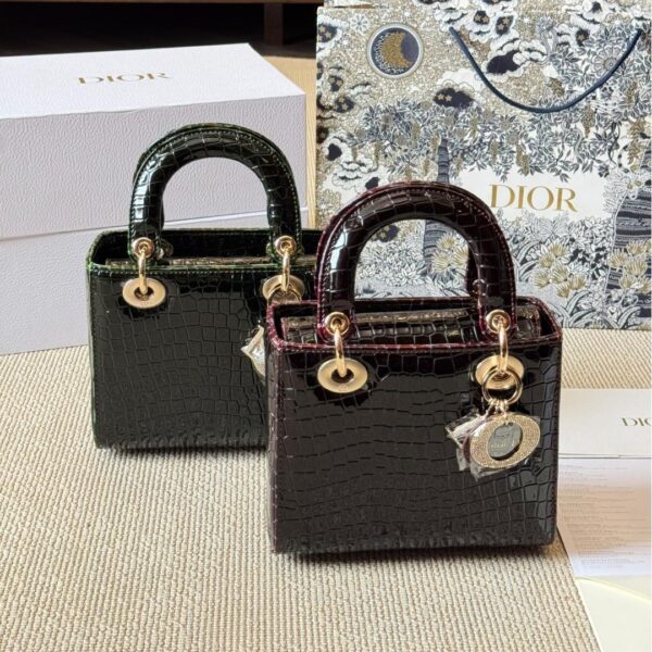 Glossy Croc-Embossed Lady-Inspired Handbag – Structured Lambskin Pattern in Emerald & Burgundy 20CM