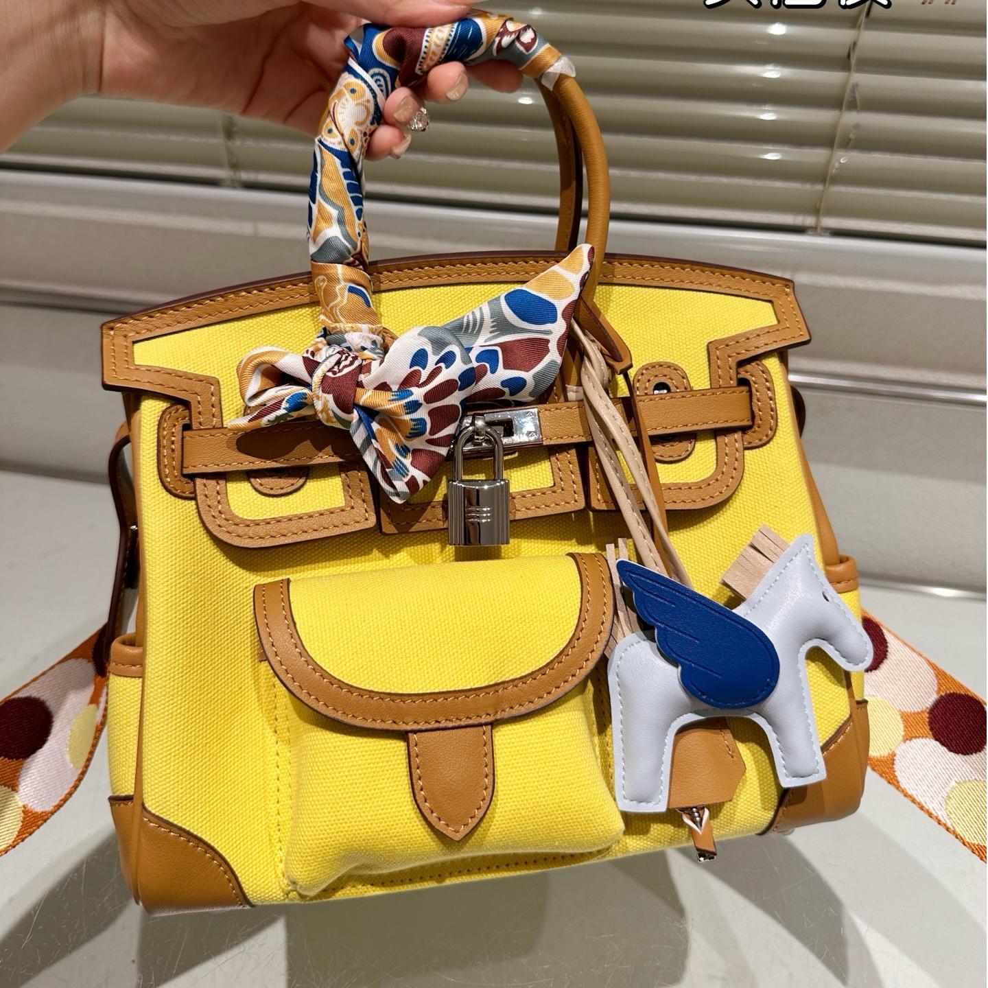 Birkin Cargo 25 in Lemon Yellow Canvas and Calfskin – Light Utility with a Playful Twist - Image 3