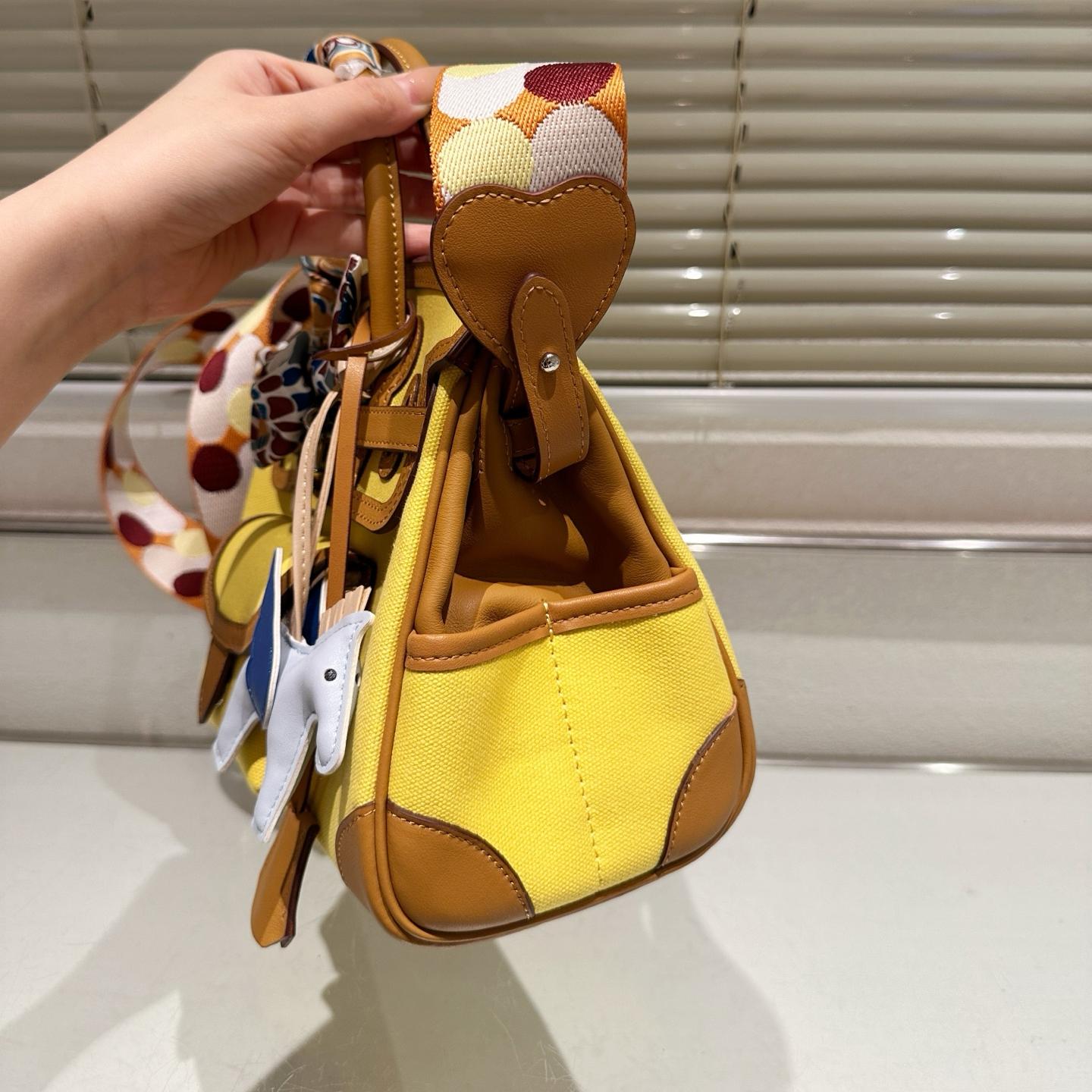 Birkin Cargo 25 in Lemon Yellow Canvas and Calfskin – Light Utility with a Playful Twist - Image 7