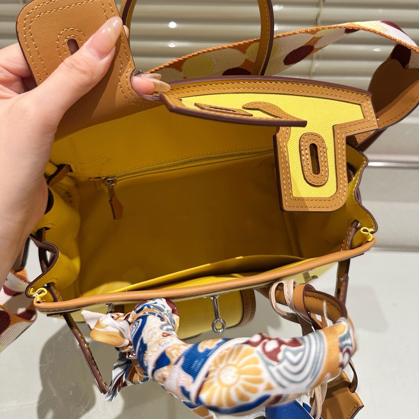 Birkin Cargo 25 in Lemon Yellow Canvas and Calfskin – Light Utility with a Playful Twist - Image 9