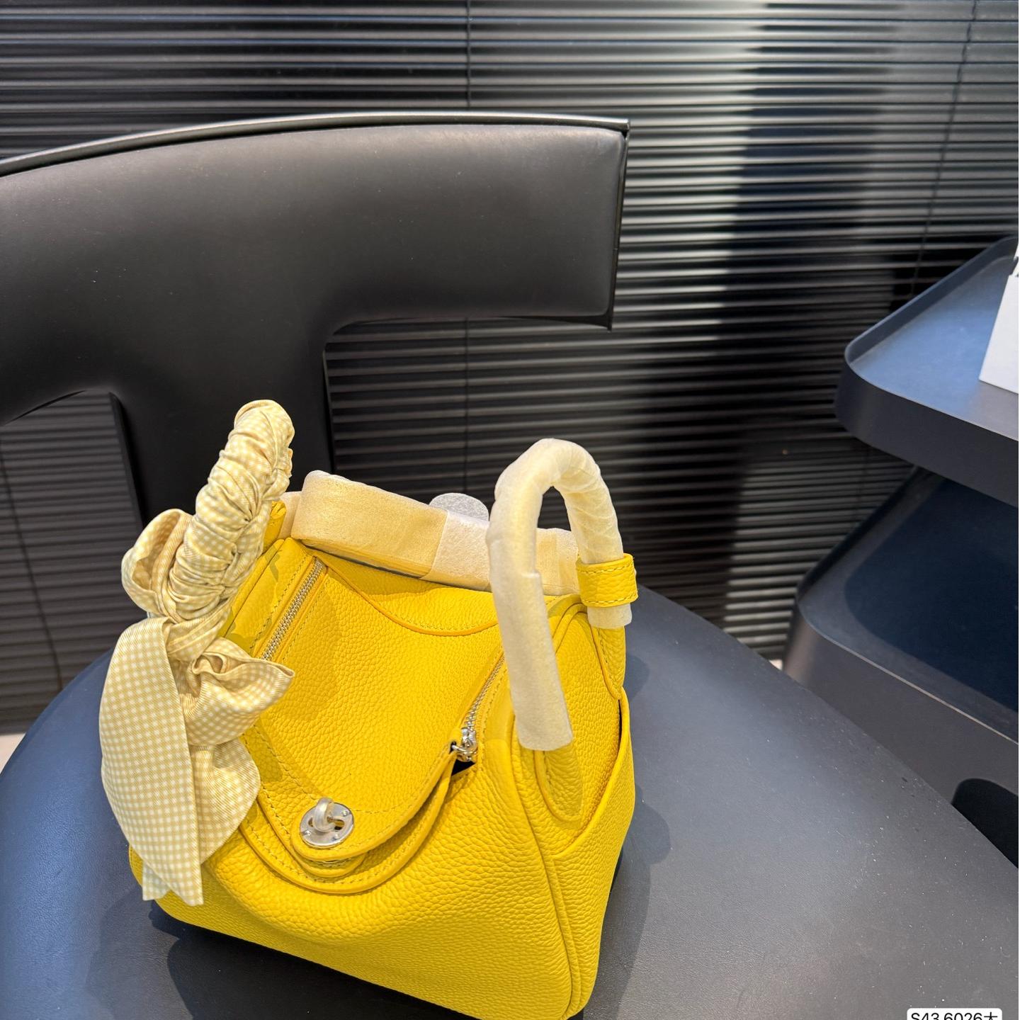 Lindy 19 & 26 in Lemon Yellow Clemence Leather – Youthful Utility with Parisian Ease - Image 4