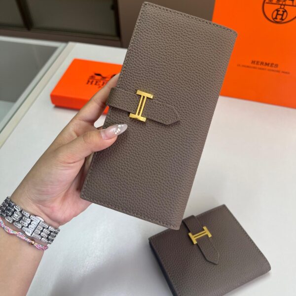 Hermès H-Buckle Leather Wallet – Timeless Slim Cardholder in Grained Calfskin