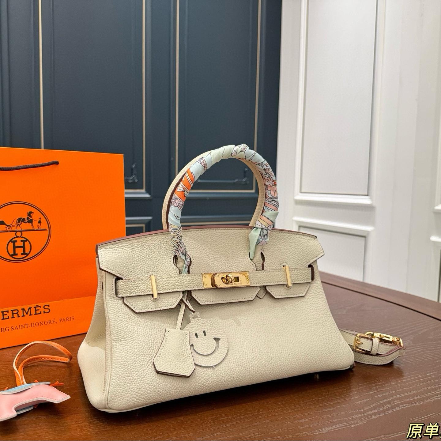Hermès Birkin 30 in Cream Togo Leather with Gold Hardware - Image 2